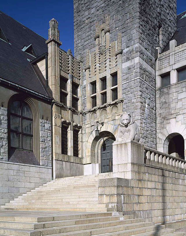 Stone stairs to the granite to the semiarch main door