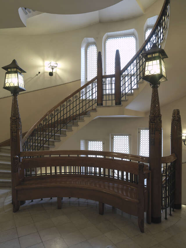 Railing of the staircase made of wood and metal.