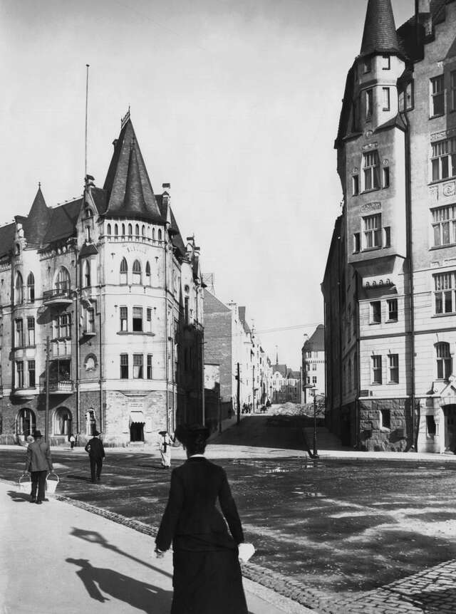 Black and white picture of a street with ornate building.
