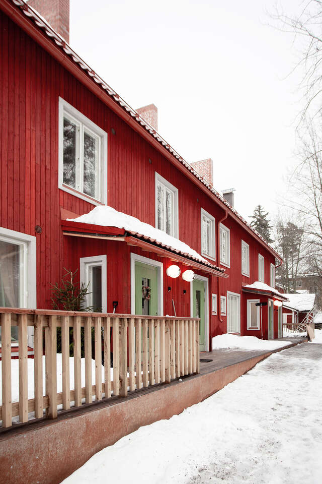 Facade of a building with four entrances.