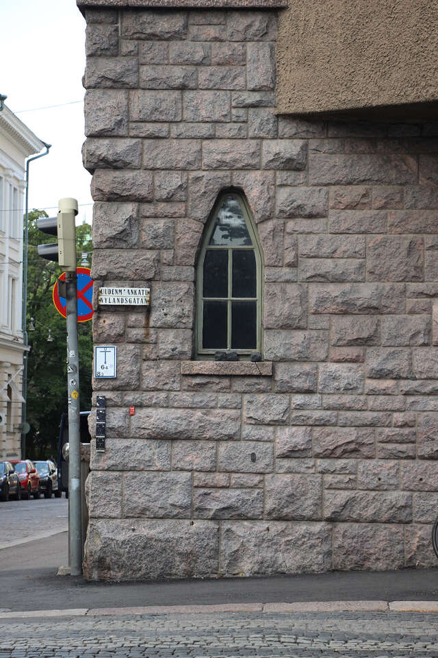 Corner of the Uudenmaankatu with a stone façade.